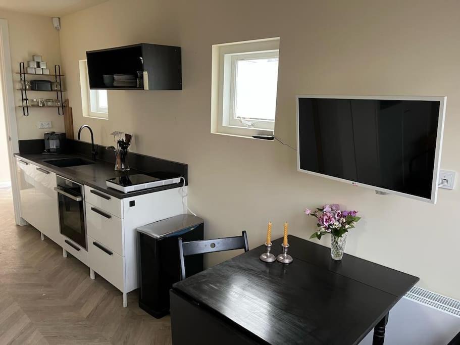 Renovated & Private Tinyhouse Short Apartment The Hague